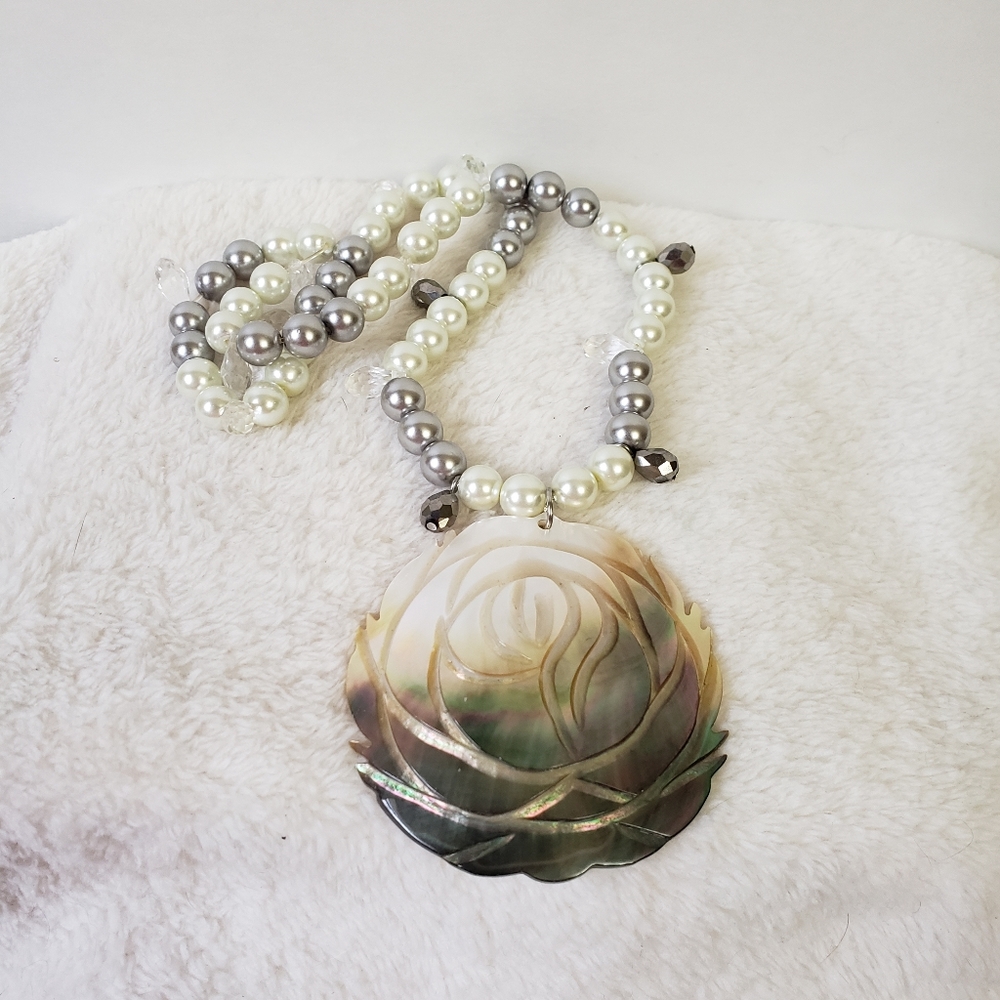 Beautiful flower shell and pearl necklace, NWOT, crystal beads